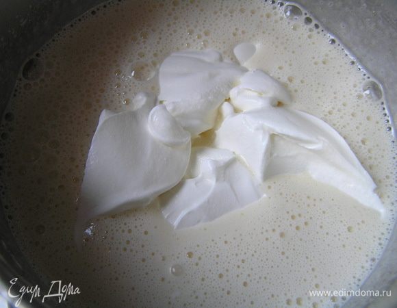 Добавьте сметану, перемешайте.