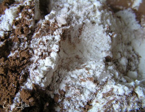 Муку смешайте с какао, всыпьте в основную массу.