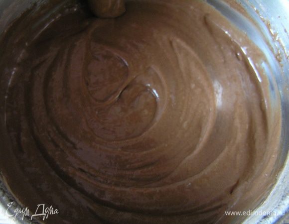 Перемешайте. Добавьте соду, погашенную лимонным соком, хорошо перемешайте.