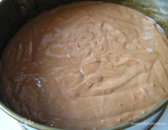 Выложите тесто в разъемную форму для выпечки (у меня диаметр 18 см), смазанную маслом. Выпекайте при 180°C около 35–40 минут до готовности. Проверьте деревянной шпажкой — она должна остаться сухой.