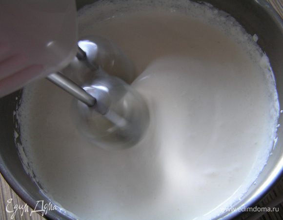 Для крема взбейте сметану с сахаром.