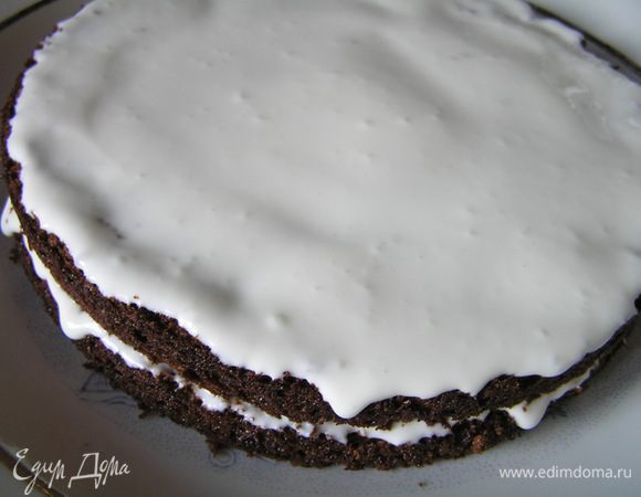 Каждый корж смажьте кремом, уложите один на другой.