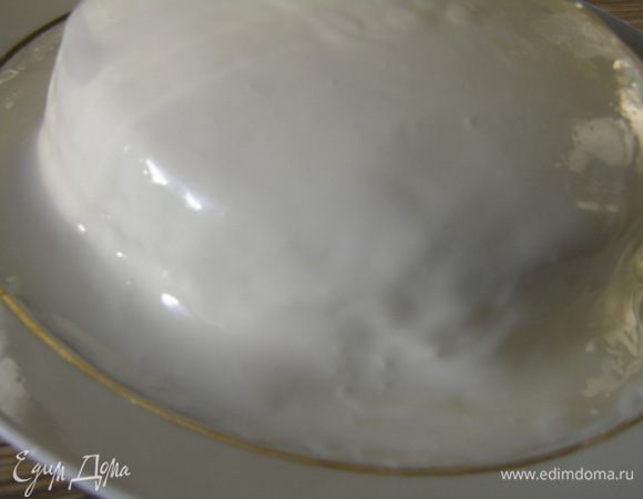 Полностью залейте кремом сверху, чтобы торт со всех сторон был белым. Уберите в холодильник на несколько часов, а лучше — на ночь.