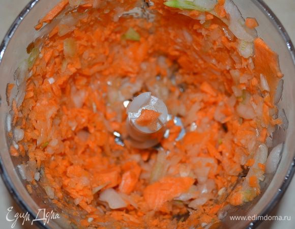 Овощи натереть на мелкой терке или измельчить в блендере.