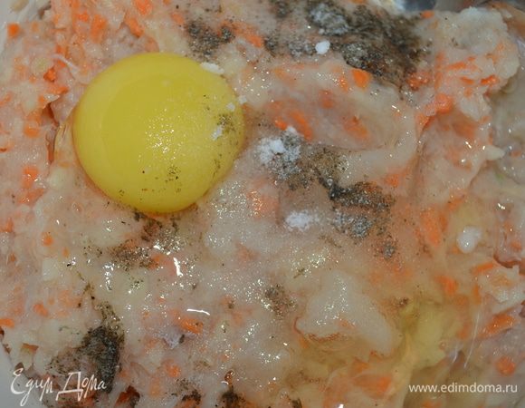 Смешать рыбный фарш с овощным, добавить яйцо, соль и перец по вкусу.
