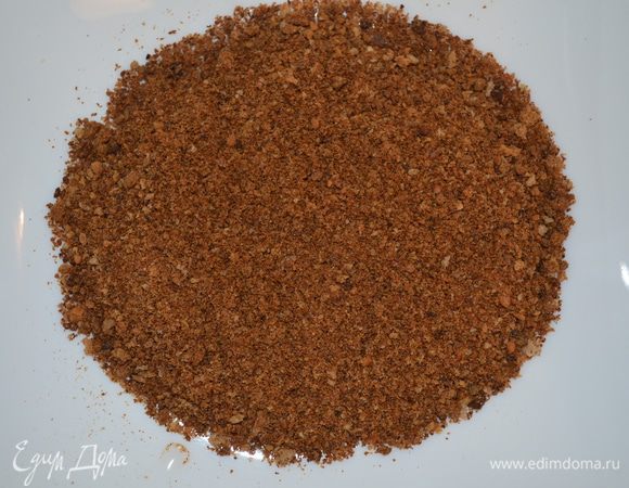 В тарелку выложить панировочные сухари.