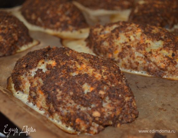 Влажными руками формируем котлеты (продолговатой формы), обваливаем в панировке и выкладываем на противень, застеленный бумагой и смазанный маслом. 