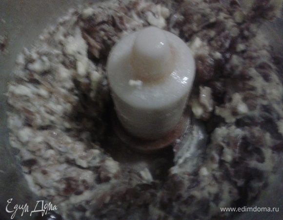 грибы и желтки измельчить в блендере, не очень мелко,добавить соль,перец и майонез