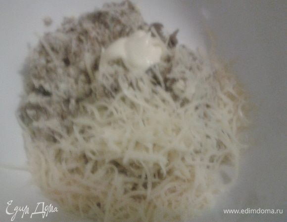 хорошо перемешать и добавить сыр и мелко нарезанную зелень петрушки