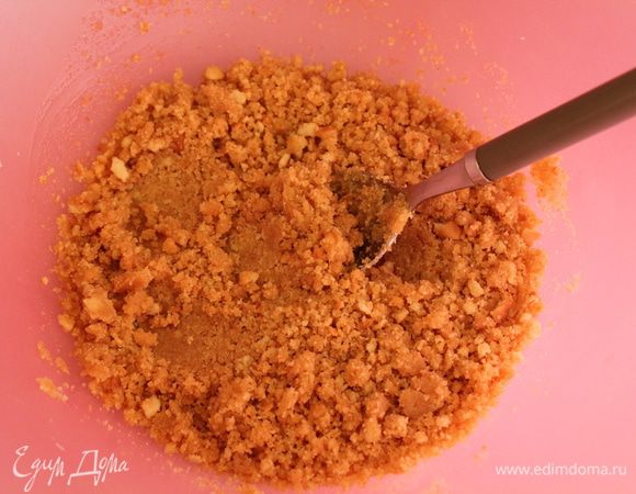 Растопить слив.масло с сахаром, вмешать измельченное печенье.