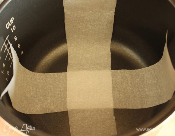 Вырезать длинные широкие полосы из пекарской бумаги и выложить их крест-накрест в форму. Потом вы легко сможете извлечь готовый пирог, подняв его на этих полосках. 