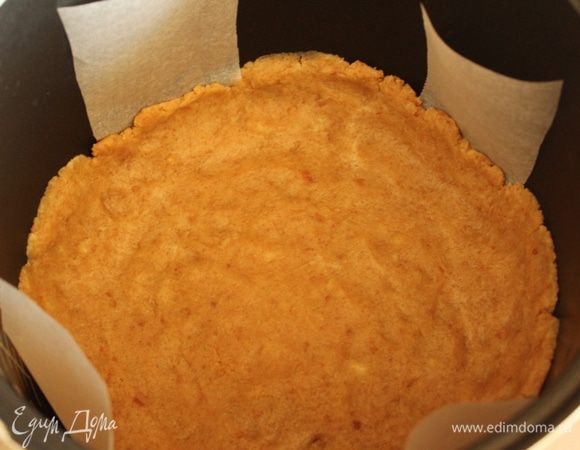 Выложить тесто в форму и сформировать основание с бортиками. Убрать на 30 мин. в холодильник. 