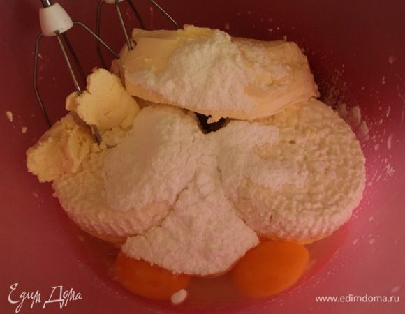 Взбить творог, маскарпоне, сах.пудру, соль, ванилин на низкой скорости, добавить яйца, затем крахмал. 