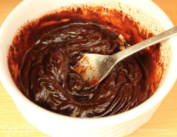 Растопить шоколад в молоке с 1 ст.л. сахара. 