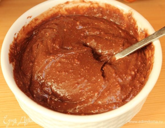 Положить 1/5 творожной массы в растопленный шоколад. 