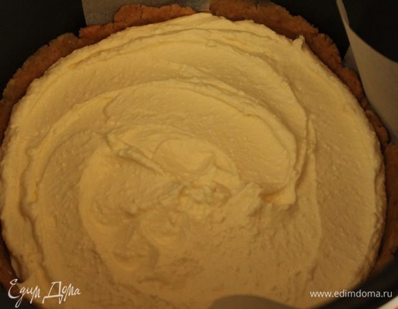 Вылить в форму творожную смесь. 