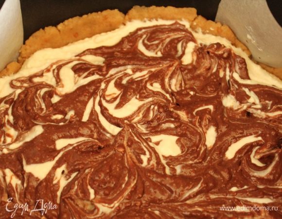 Затем выложить шоколадную часть и размешать палочкой белую и шоколадную смесь. Я немного переборщила с шоколадом и рисунок не получился... Выпекать на режиме ВЫПЕЧКА (50 минут по умолчанию). затем не открываем и не выключаем еще 30 мин. (в этот момент мультиварка переходит в режим поддержания тепла). Вынуть форму и дать остыть при комнатной температуре. Резать хорошо охлажденным.