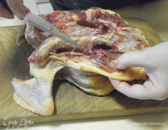 Подрезаем мясо с одной стороны тушки, сопровождая кости грудной клетки, доходим до основной кости грудной клетки.Тоже поделываем и с другой стороной тушки.