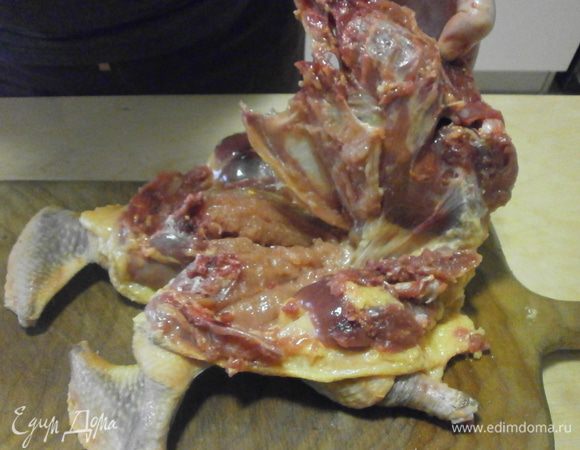 Подрезая грудную кость, отделяем скелет от тушки. Кости откладываем в сторону, но не выбрасываем.