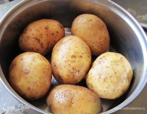 Картофель отварить в мундире. 