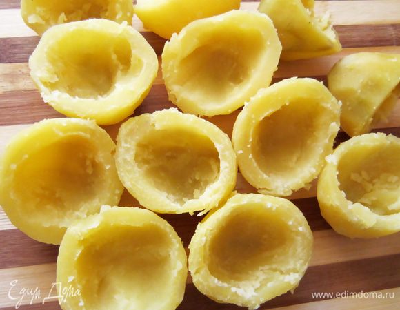 Снять кожицу, разрезать пополам и аккуратно ложечкой вынуть серединку, оставляя стенки толщиной в 0,5 мм.
