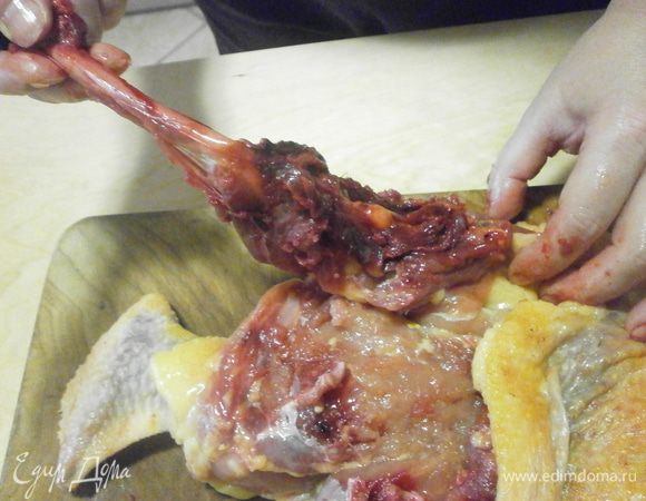 Займёмся ножками. Внутри имеется по две косточки. Потянув слегка, можно добраться до соединения со второй , отделить ножом.