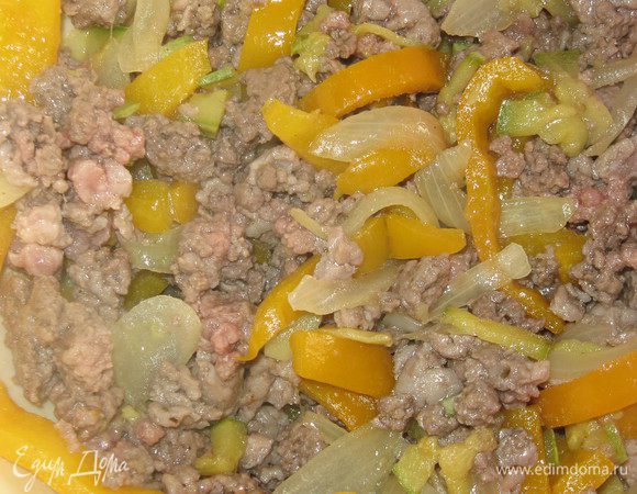 Перец, цукини и лук обжарить в оливковом масле и выложить. В оставшемся масле обжарить мясо. Приправить его черным перцем, солью, паприкой, прованскими травами и смешать с овощами.