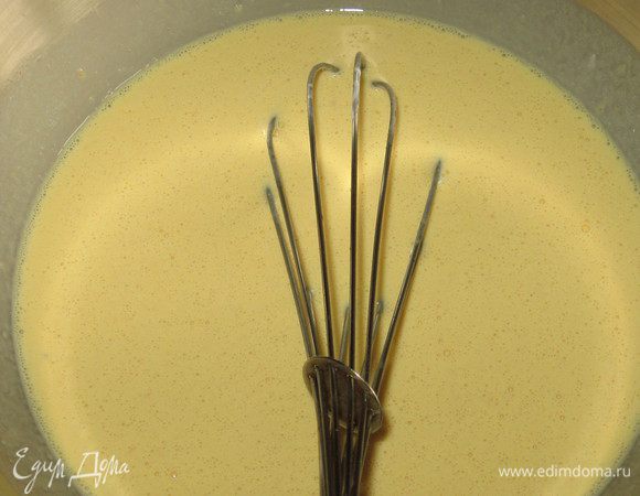  Взбить яйца. Сливки смешать с молоком, добавить томатную пасту и подмешать яйца. Посолить, поперчить и тщательно перемешать.