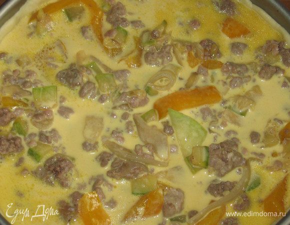 На тесто выложить начинку. Залить приготовленной яично-молочной смесью начинку пирога. Выпекать в разогретой до 200°С духовке 50 -60 минут.