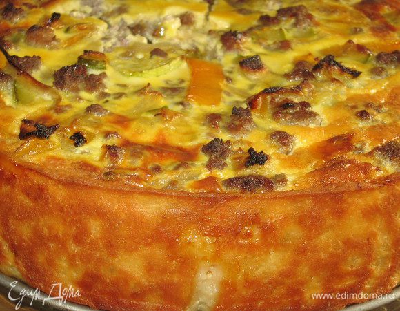 Готовому пирогу дать немного остыть и лишь затем убрать бортик формы.