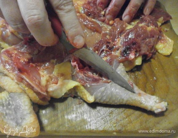 Чтобы извлечь вторую кость, есть два способа. Можно потянуть за кость и вывернуть ножку, отделить кость от мяса. Тогда получится мешочек. А можно просто разрезать ножку вдоль кости и удалить кость. Ножку развернуть.Этот способ мне больше нравится.