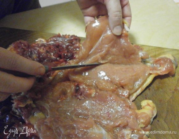 Белое мясо на грудке разрезать по горизонтали, начиная от центра и не дорезая полностью до края, развернуть " книжкой"
