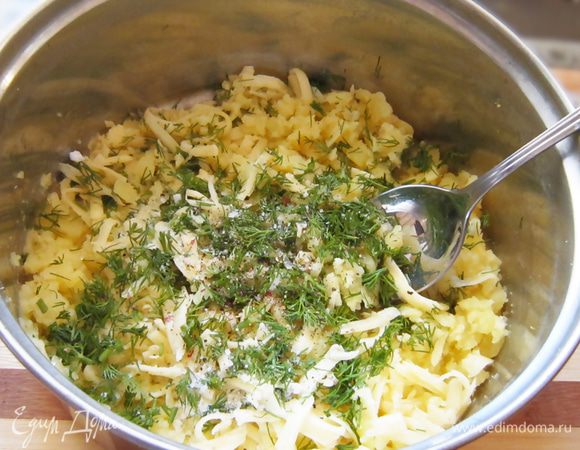 Серединку картофеля размять, посолить, поперчить. Добавить сливочное масло, 2 ст л молока, натертый сыр, выдавить чеснок и все хорошенечко перемешать.