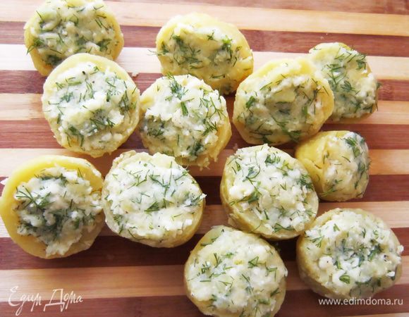 Подготовленной смесью наполнить половинки картофеля.