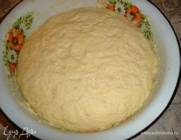 Через 2 часа тесто хорошо поднялось вымешиваем еще раз и оставляем на полчаса.