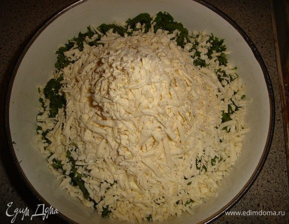 Для начинки зелень мелко рубим, сыр пропускаем через терку.