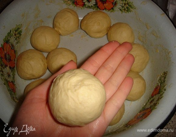 Разделить тесто на шарики, довольно крупные, помещаются в руке. У меня получилось 15 штук.