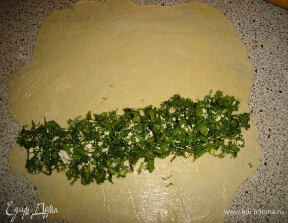 Кладем начинку ближе к одному краю...