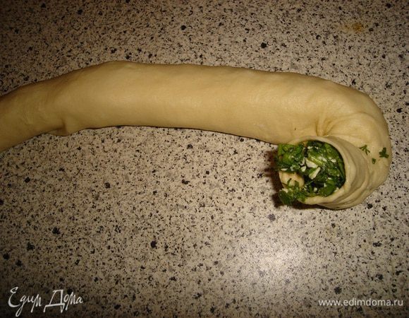 слегка поднимаем один край... и закручиваем...