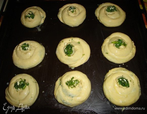 Собираем на противень смазанный маслом. Сверху булки смазываем яйцом. Кладем в разогретую духовку до 180 градусов на 50-55 мин.