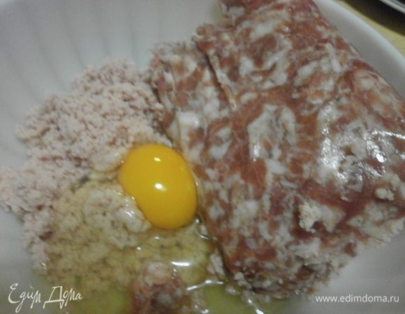 Готовим фарш:
Смешать свинной фарш, колбасный, яйцо, булку ( размочить  в молоке и отжать), соль, перец.