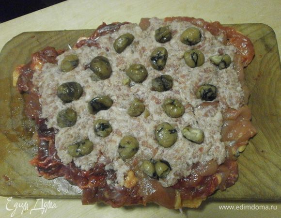 Выложить мясной фарш на подготовленное мясо цесарки. Выложить каштаны. немного вдавить. Можно использовать целые каштаны, можно измельчить. Каштаны можно заменить фисташками.