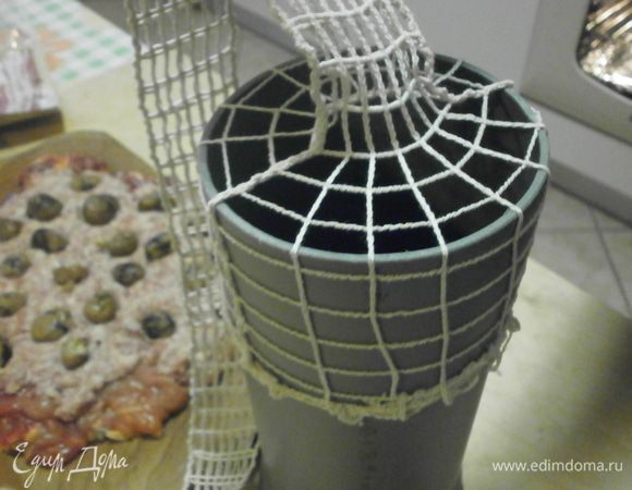 Если у Вас есть возможность купить сетку для колбас , тогда приобретите и кусоу пластиковой трубы, диам. 10 - 12 см. Это облегчит Вам процесс запихивания рулета в сетку. Если нет возможности купить сетку, воспользуйтесь кухонным шпагатом. Итак, натягиваем сетку на трубу .При необходимости внутренние стенки трубы смазать растительным маслом.