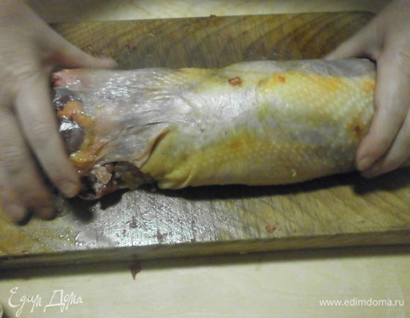 Слегка массажируя. придаём рулету правильную форму