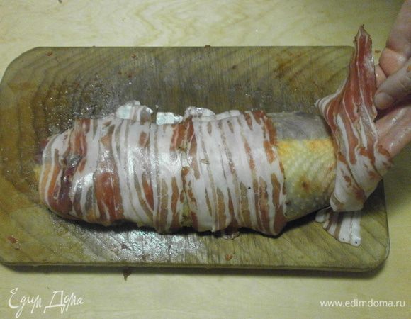 Обвернуть рулет в бекон, предварительно нарезанном на слайсере.