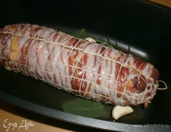 На дно кастрюли с толстыми стенками налить немного оливкового масла, чеснок, травы ( прованские, итальянские), можно морковь и лук. Рулет обжарить со всех сторон.