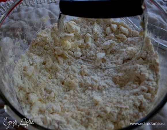 Смешать сухие ингредиенты. Добавить кусочки холодного масла и порубить в крошку.