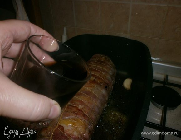 Полить вином, дать выпариться алкоголю. Накрыть крышкой и тушить 60 - 75 минут. Время от времени переворачивать рулет деревянными лопатками. При необходимости добавлять вино.