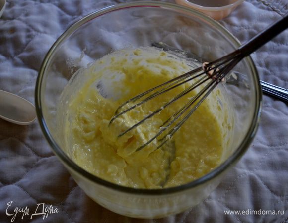 Отдельно смешать слив. сыр с сахаром, желтком и миндальным /ванильным/ экстрактом.