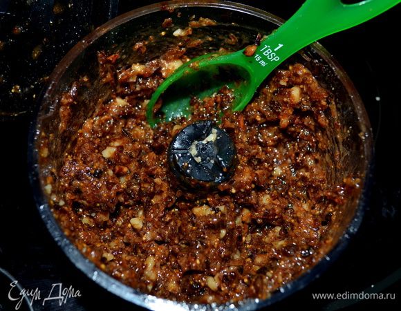 Для начинки:
Спюрировать все ингредиенты для начинки (кроме орехов), в процессоре до   консистенции густого джема. Добавить орехи.
Начинку охладить.